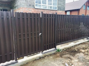 Забор из евроштакетника на ленточном фундаменте 20 соток фото недорого