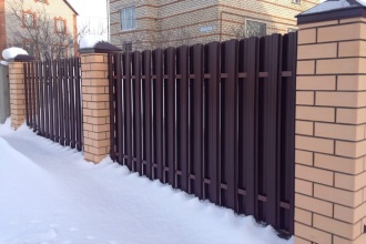 Забор из евроштакетника в шахматном порядке 30 метров фото в Селятино