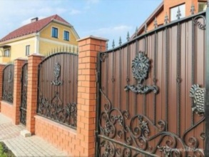 Кирпичный забор с ковкой  150 метров фото в Селятино