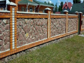 Кирпичный забор с камнем 12 метров фото в Селятино