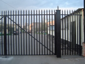 Сварные заборы с бетонированием столбов 12 метров фото в Селятино
