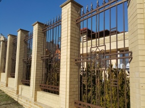 Кирпичный забор с ковкой  10 метров фото в Селятино