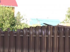 Забор из евроштакетника на ленточном фундаменте 10 метров фото в Селятино