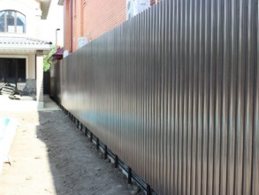 Забор из евроштакетника на ленточном фундаменте 57 метров фото в Селятино