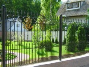 Кованые заборы на ленточном фундаменте 80 метров фото в Селятино