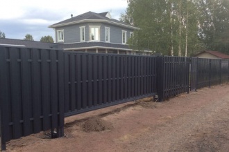 Забор из евроштакетника с бетонированием столбов 80 метров фото в Селятино